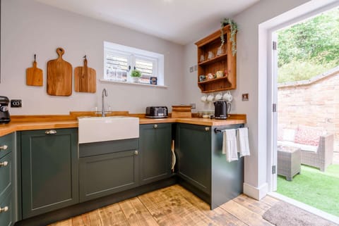 Shakespeare Cottage Kitchen - StayCotswold