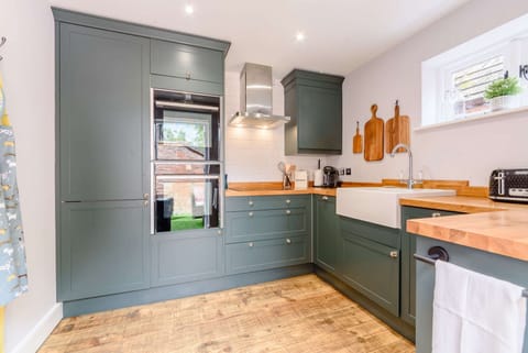 Shakespeare Cottage Kitchen - StayCotswold