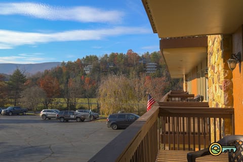 Balcony w/ view of mountains, golf course and Bryce Resort airport