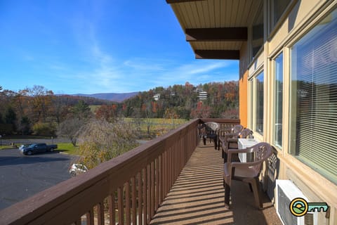 Balcony w/ view of golf course, mountains, and Bryce Resort airport