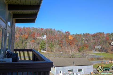 Balcony w/ view of mountains and Bryce Resort airport