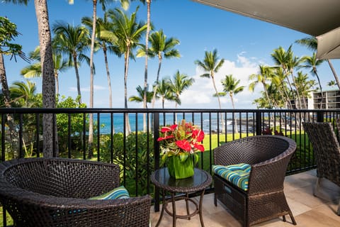 Relax on the oceanfront lanai and enjoy sweeping views of the Pacific — perfect for sunrise coffee or romantic sunset drinks.
