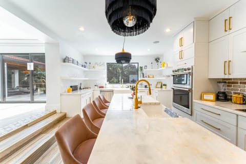 Oversized island & two sinks