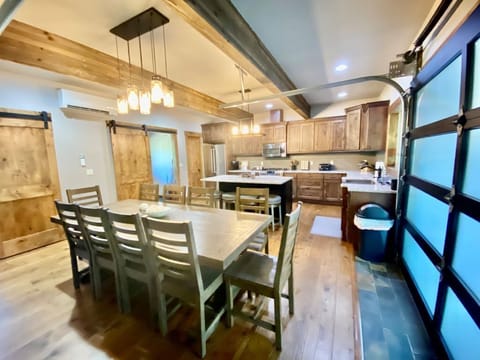 Dining that seats 10