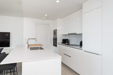 Kitchen island in the well equiped kitchen