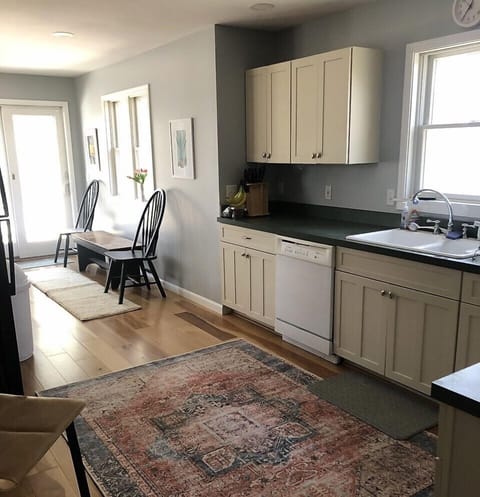 Full kitchen. - Full kitchen.