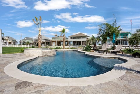 Your own Private Oasis w/ Pool, Spa/Hot Tub, Outdoor Kitchen & Half Bath