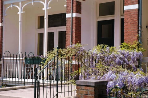 Schöne Wohnung mit vorderen und hinteren Balkonen!