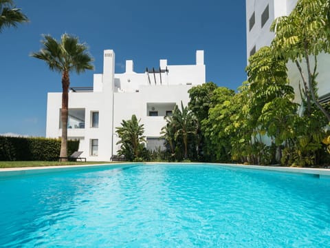 Water, Plant, Sky, Building, Daytime, Property, Blue, Swimming Pool, Azure, Tree
