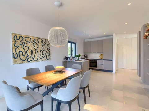 Sky, Mountain, Plant, Plant Community, Tree, Natural Environment, Larch, Natural Landscape, Highland, Slope