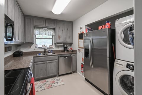 Fridge w water/ice dispenser