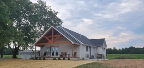 Newly renovated farmhouse in rural  setting. Total privacy and quiet!