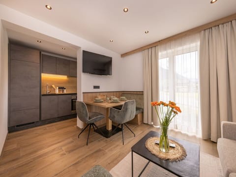 Table, Furniture, Property, Flower, Countertop, Plant, Chair, Interior Design, Wood, Curtain