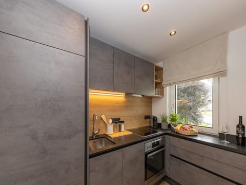 Building, Kitchen Sink, Cabinetry, Tap, Property, Sink, Countertop, Wood, Window, Lighting