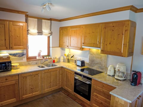Countertop, Cabinetry, Property, Kitchen Sink, Furniture, Building, Sink, Kitchen Stove, Wood, Tap