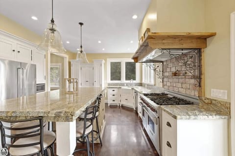 Commercial grade gas double oven. Perfect for large gatherings.