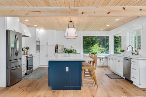 Cook delicious meals for breakfast, lunch, and dinner in this fully equipped kitchen. We suggest grabbing some seafood from a local market.