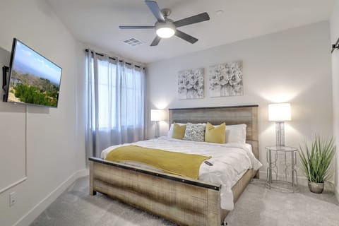 Relaxing Scottsdale bedroom near Scottsdale Quarter, with shopping and dining.