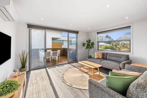 Relax on comfortable lounges and enjoy your favourite shows