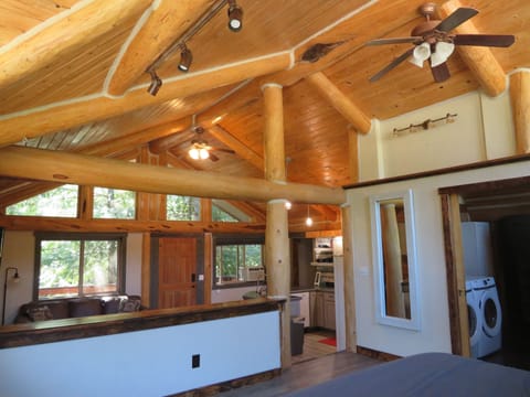 open ceiling make this space fill much larger then 800 sq feet