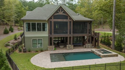 Fenced yard , Pool, Tanning Shelf , Jacuzzi Fireplace in Jacuzzi