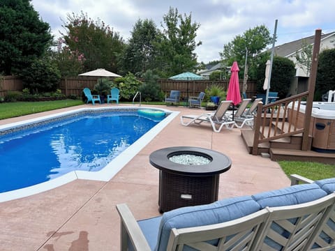 Gas Fire Pit-6 person Hottub-Saltwater Pool-Plenty of seating for everyone!