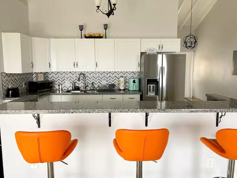 Kitchen/counter bar