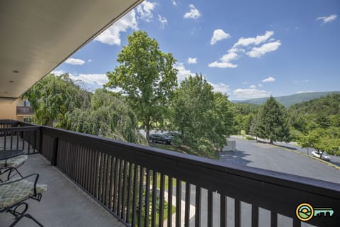 Balcony views of golf course, mountains and Bryce Resort airport