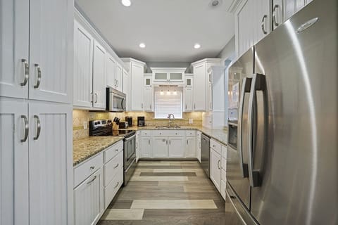 Flirty Flamingo - Crystal Beach - Kitchen