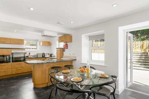 Rosevilla Farmhouse, Portreath. Ground floor: Doors open up onto the large decked patio garden.