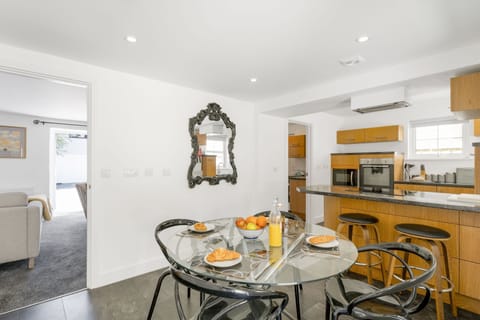 Rosevilla Farmhouse, Portreath. Ground floor: Trendy kitchen diner.