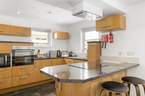 Rosevilla Farmhouse, Portreath. Ground floor: Modern breakfast bar perfect for early morning coffees.