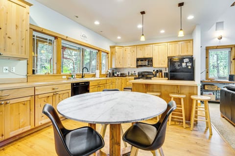 Kitchen | 1st Floor | Dishware & Flatware | Blender