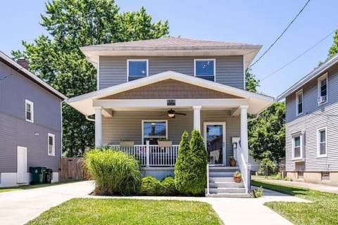 Welcome to The Oakley Charmer! Your Home Getaway in Cincinnnati