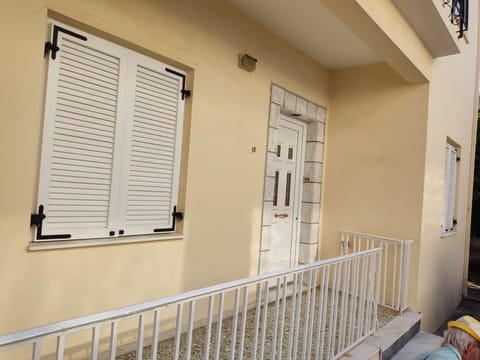 Main entrance, home,
front door 