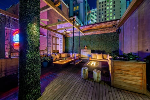 Large Private Deck – Overlooking world-famous Printers Alley, this spacious outdoor retreat features a natural gas fire table, dog grass area, and plenty of seating for relaxing or entertaining.