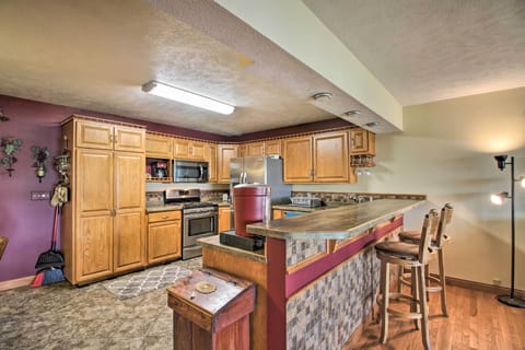 Kitchen & Dining Area | Crockpot | Ice Maker | Water Filter