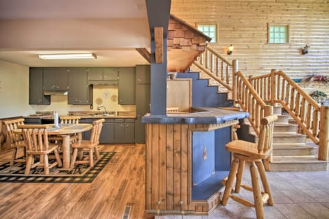 Kitchenette & Dining Area | Basic Cooking Essentials | Dishwasher | Coffee Maker