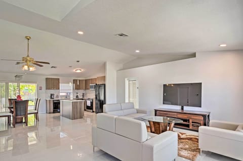 Living Room | Smart TV w/ Cable | Free WiFi | Central A/C & Heating