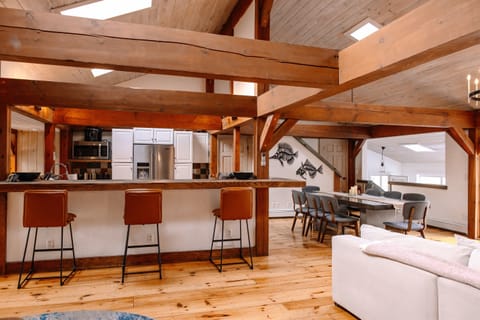 There is a countertop around the kitchen. Guests can enjoy leather high chairs and perhaps some cocktails ? 