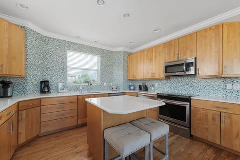 Fully Equipped Kitchen - Breakfast Bar