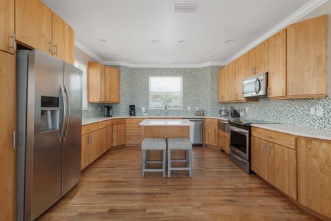 Fully Equipped Kitchen - Island