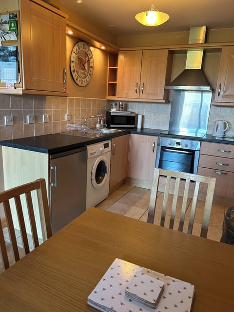 Seating for 4 with extra seats in store and extendable table 