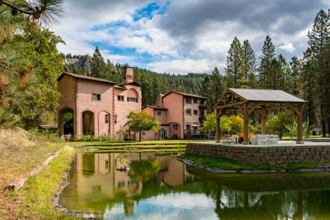 Back of Lake Roosevelt Suites