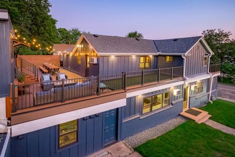 From the inviting fire table and serene water feature to the outdoor smart TV and delightful alfresco dining experience, our rooftop patio provides the perfect setting for relaxation and entertainment.