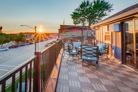 Sprawl out on this 300 sq ft second-story balcony overlooking downtown Prescott—complete with 4 comfy chairs, a propane fire table with propane provided. Past guests call it “the bomb” and “the perfect place to unwind with a drink and great vi