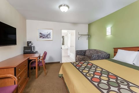 Unit w/ Queen size bed