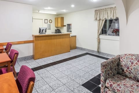 24/7 front desk where you can keep your luggage before check in and after check out.