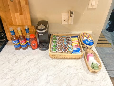 Cozy Cottage Minutes to Lake Conroe w/HUGE Backyard! Cottage in Lake Conroe