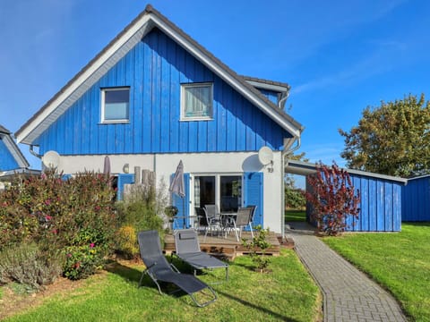 Sky, Plant, Property, Window, Land Lot, Building, Cottage, Grass, Wood, Residential Area